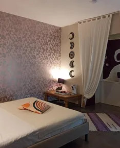 Le Dinanga guest room